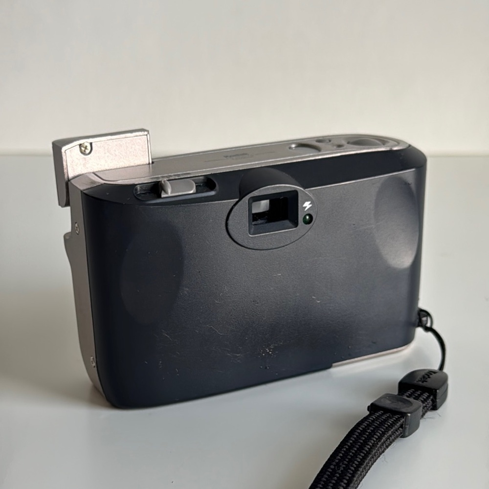 Kodak Silver Film Photography Camera with Compact Design and Integrated Flash - Picture 4 of 8